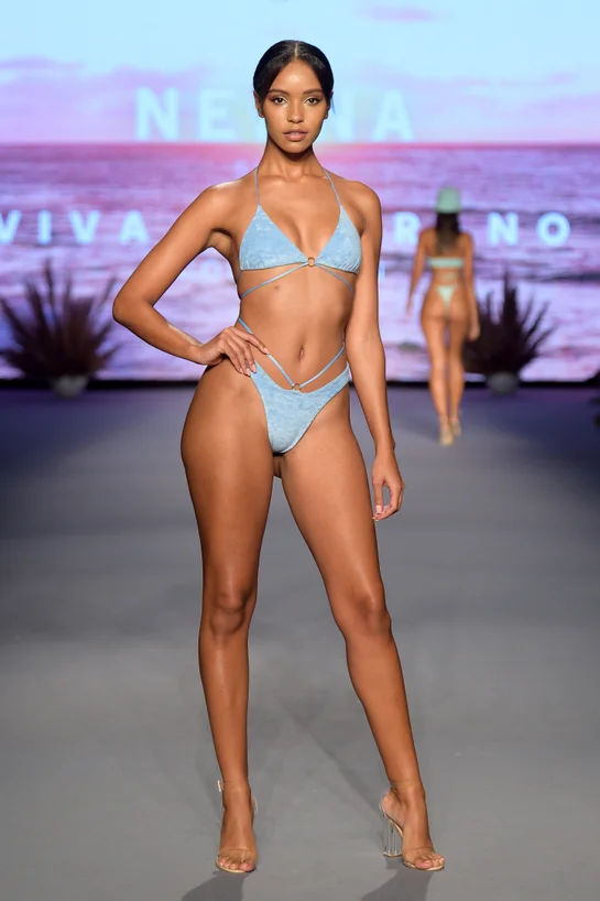 Generator Sammenhængende T Miami Swim Week Featured Tarzan Bottoms & Upside-Down Bikinis - Megan Mae